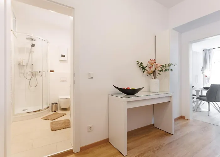 Апартаменти Renovated With Free Parking & Ac *