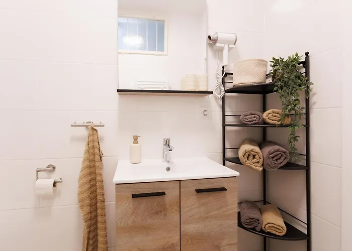 Renovated With Free Parking & Ac Апартаменти