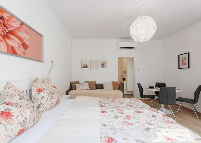 Апартаменти Renovated With Free Parking & Ac *