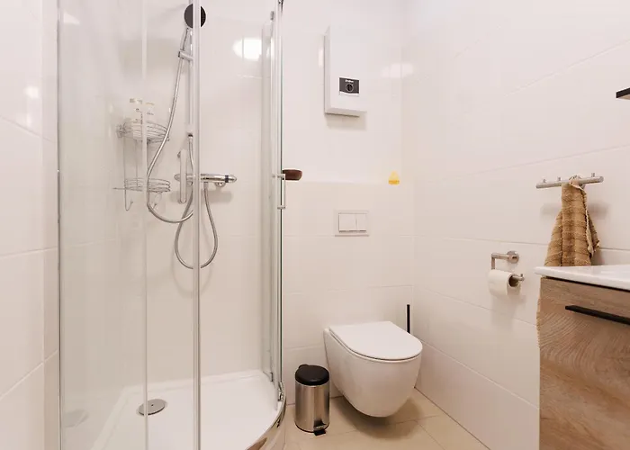 Апартаменти Renovated With Free Parking & Ac