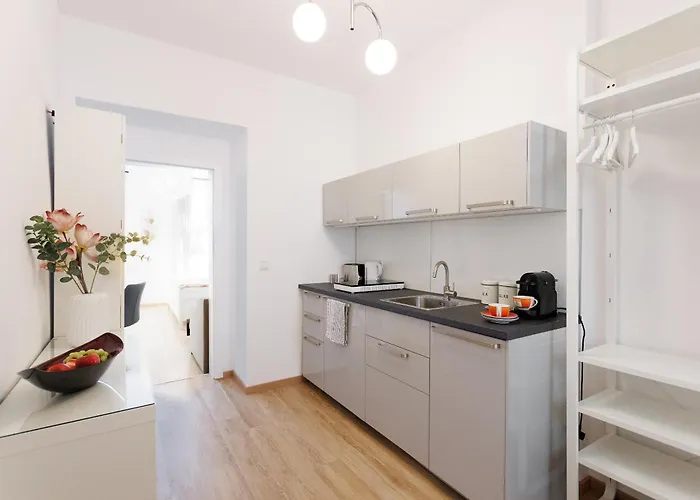 Апартаменти Renovated With Free Parking & Ac