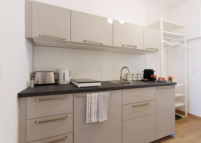 Апартаменти Renovated With Free Parking & Ac